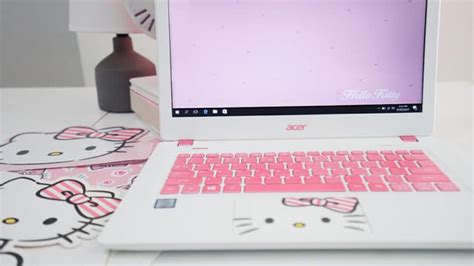 Acer Aspire V3 Hello Kitty hands.